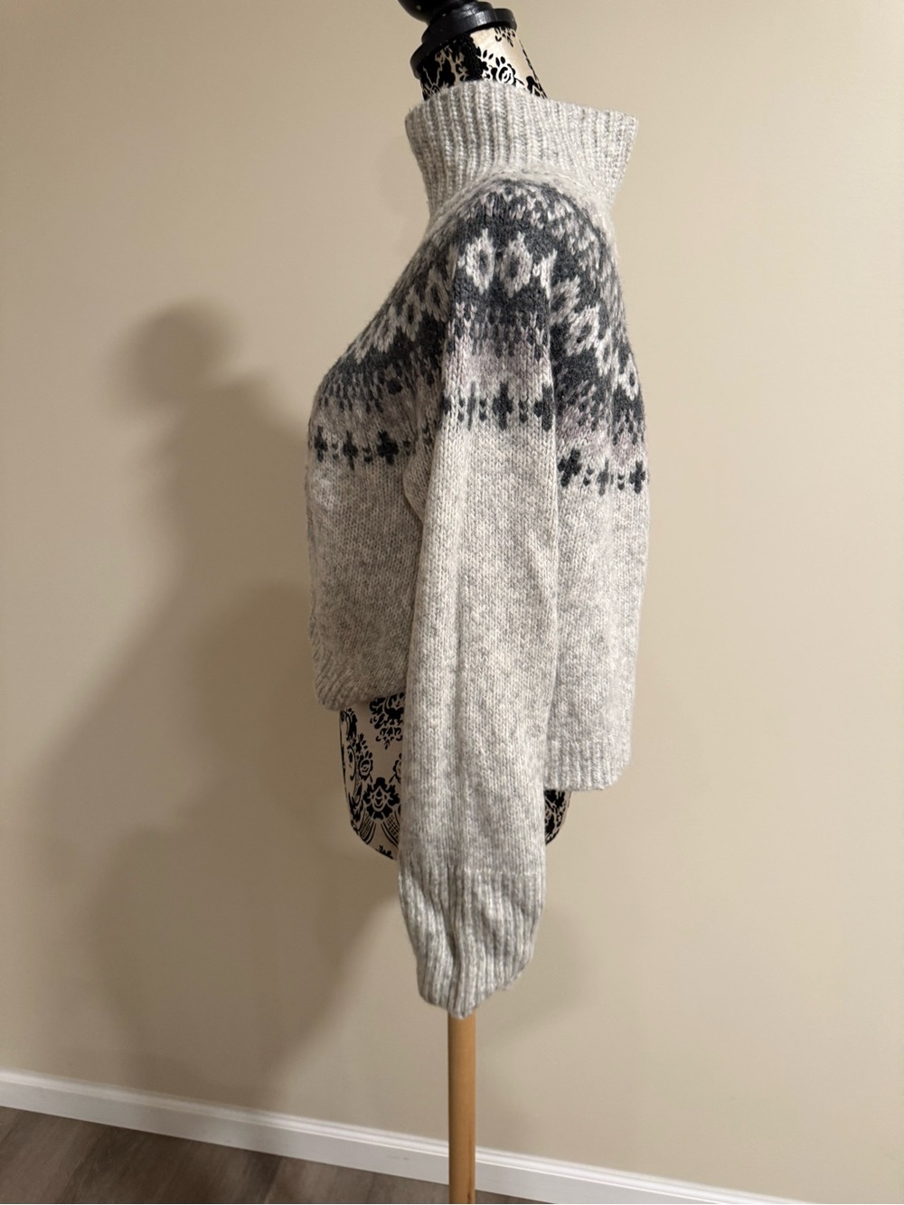 Abercrombie and Fitch Cropped Sweater - Picture 4 of 6